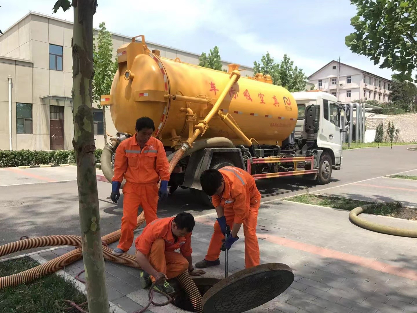 迎泽化粪池清理与5-8吨吸粪车施工效率分析